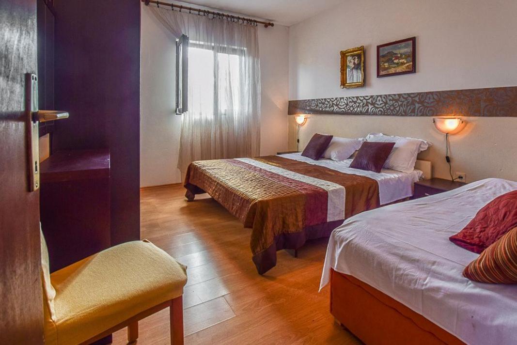 Apartments Derado Supetar Eksteriør billede